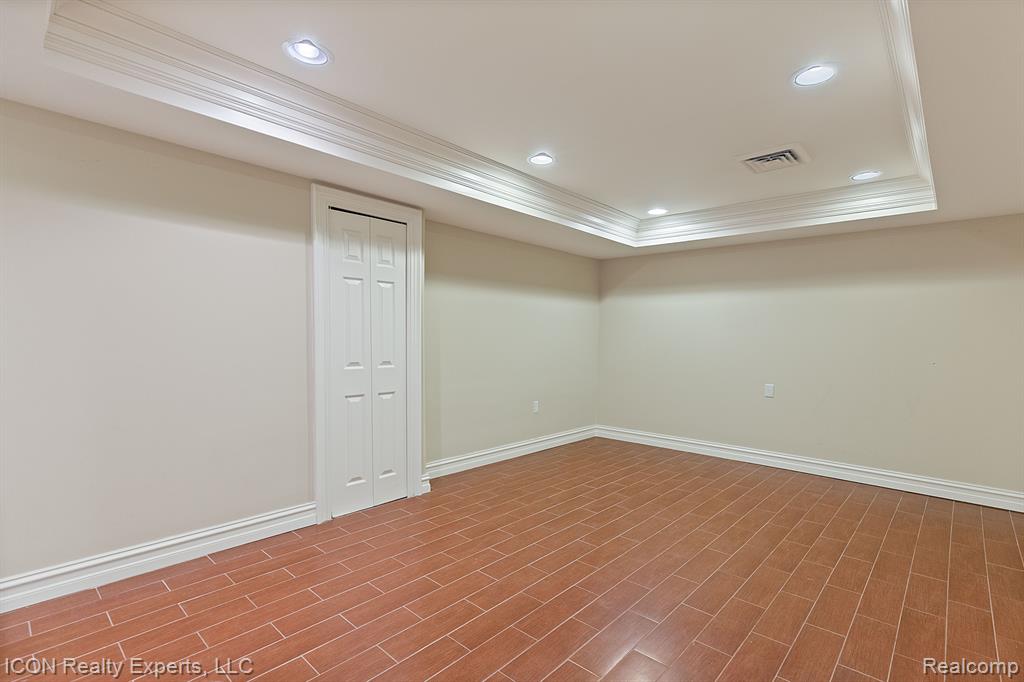 5215 DEER RUN Circle, Orchard Lake Village, MI 48323 — Photo 40