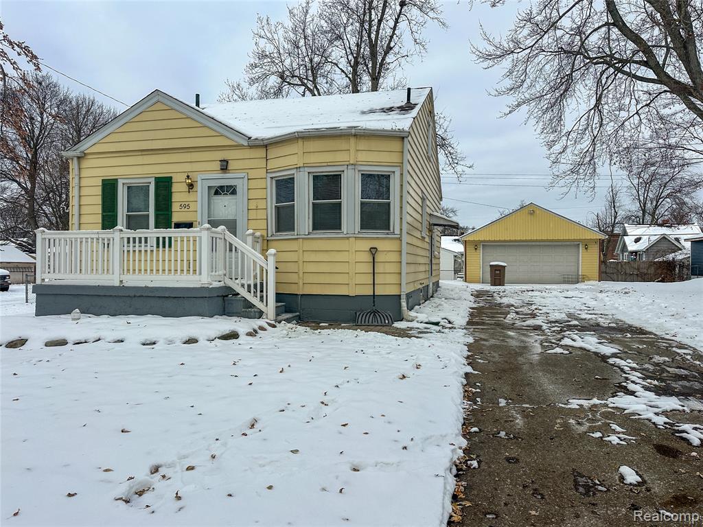 595 E Tennyson Avenue, Pontiac, MI 48340 — front exterior