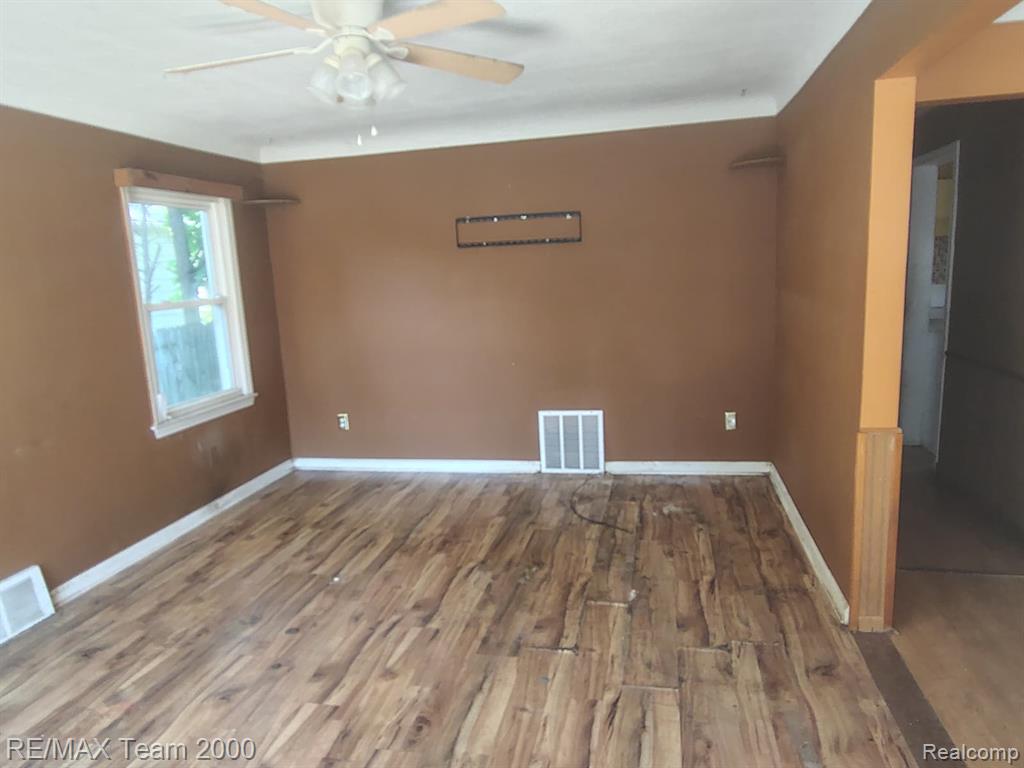 24806 Frisbee Street - Photo 3