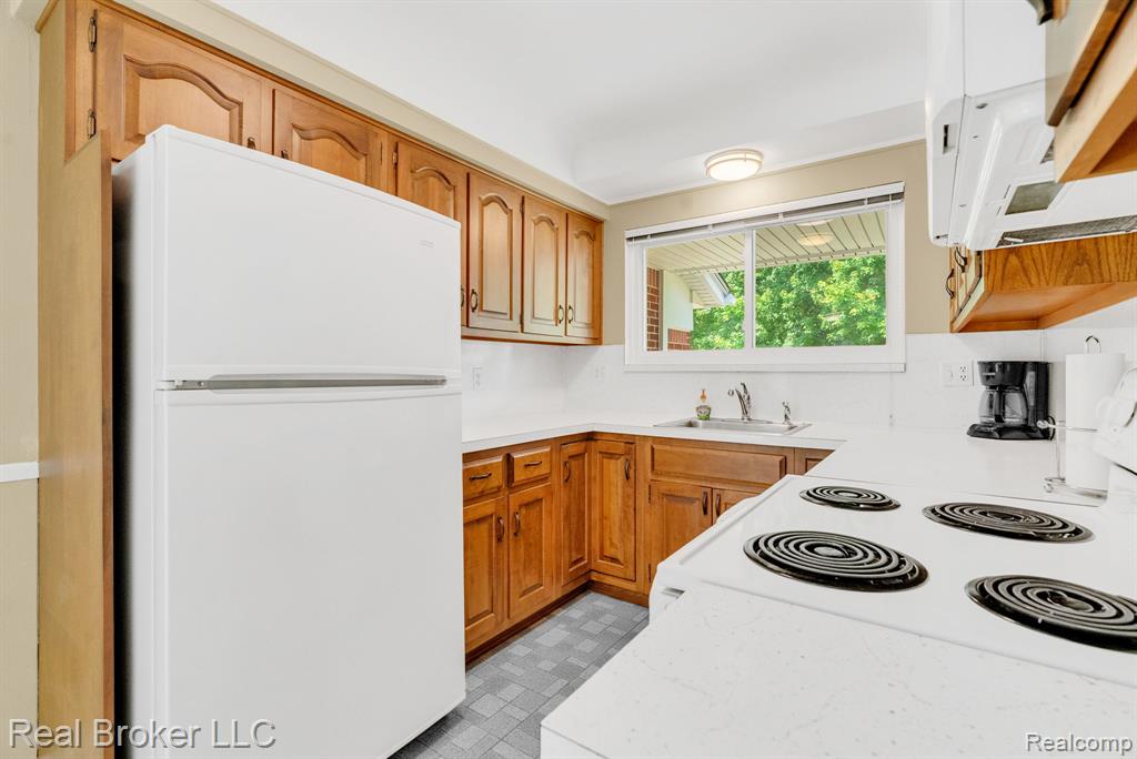 42347 Brentwood Drive, Plymouth, MI 48170 — Photo 16
