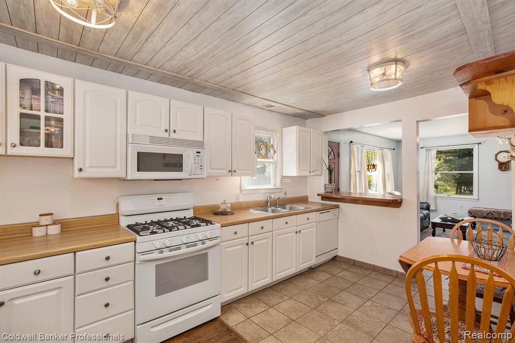 2574 S LAKE PLEASANT Road, Metamora, MI 48455 — Photo 6