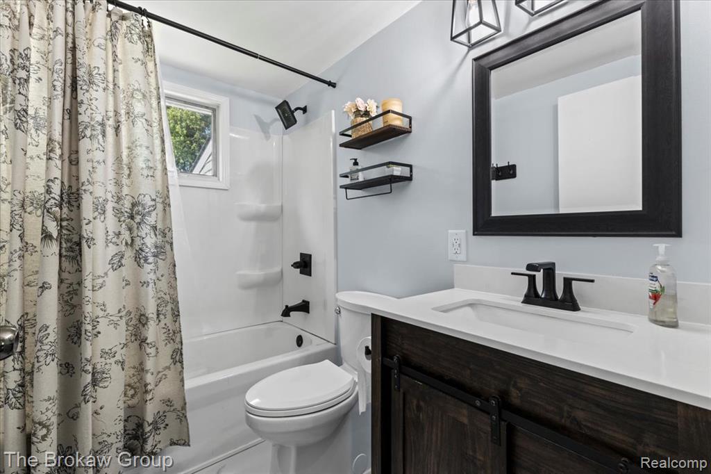 6088 Surrey Lane, Burton, MI 48519 — Photo 16