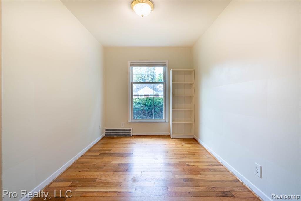 8 CARLTON Lane, Dearborn, MI 48120 — Photo 10
