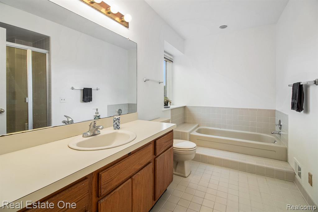 5537 Walnut Circle W, West Bloomfield, MI — Photo 22