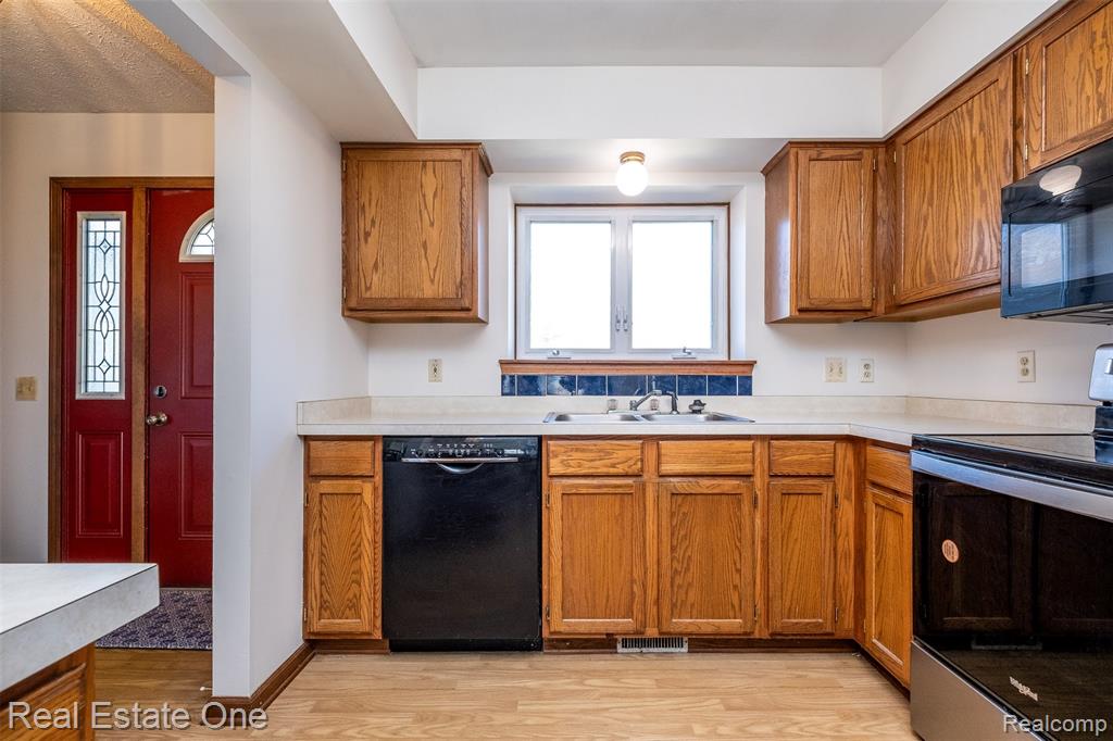 7053 Pershing, Waterford, MI 48327 — Photo 7