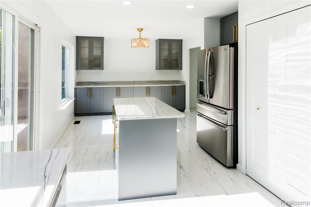 5587 Brompton Court, West Bloomfield, MI — Photo 13