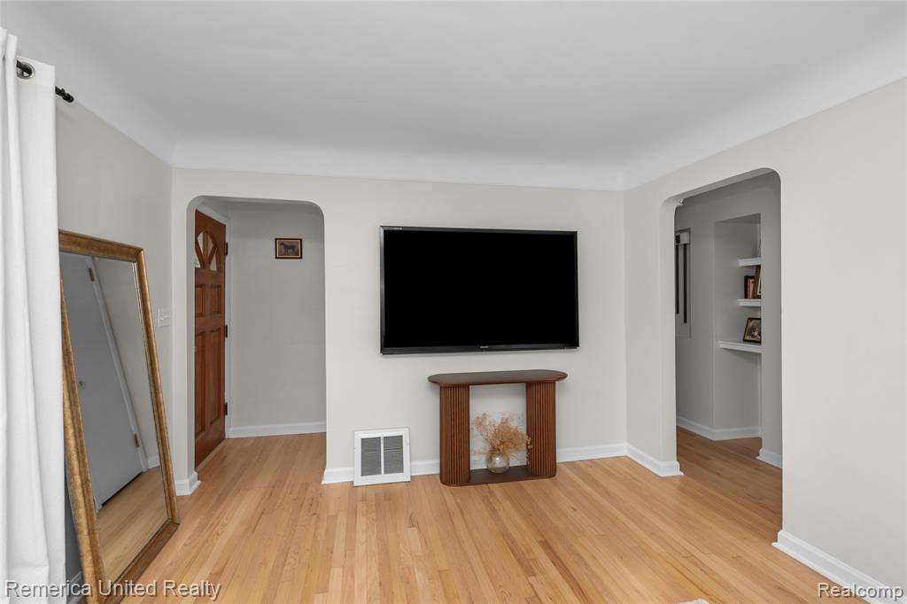 717 S Edgeworth Avenue, Royal Oak, MI 48067 — Photo 17