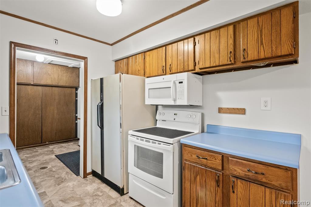 2475 Lafay Drive, West Bloomfield, MI 48324 — Photo 12