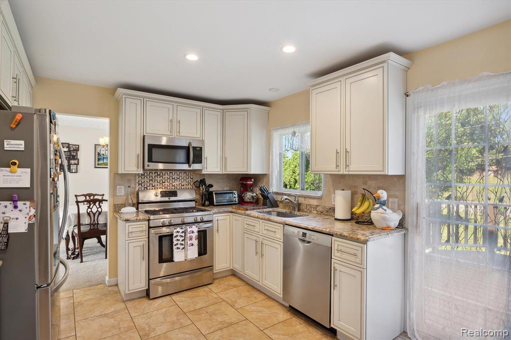8979 BROUGHAM Drive, Sterling Heights, MI 48312 — Photo 15