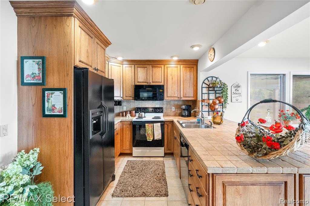 13154 Lake Shore Drive, Fenton, MI 48430 — Photo 17