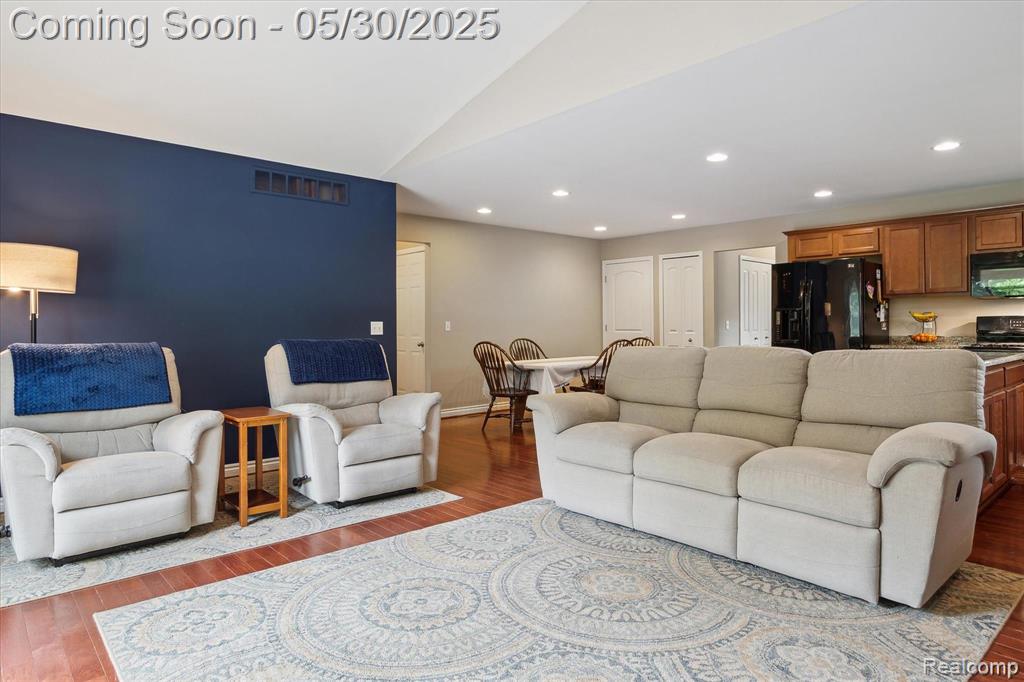 9267 Richfield, Livonia, MI 48150 — Photo 14