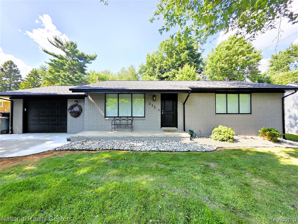 215 Almont Avenue, Almont, MI 48003 — front exterior