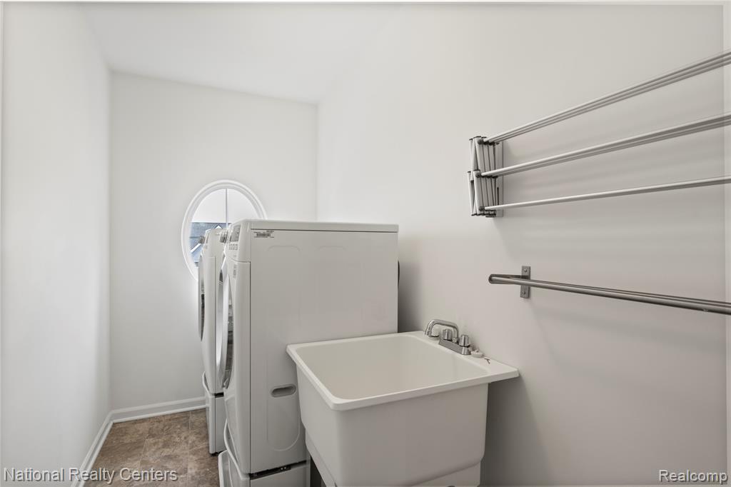 451 Goodrich, Wixom, MI — Photo 27
