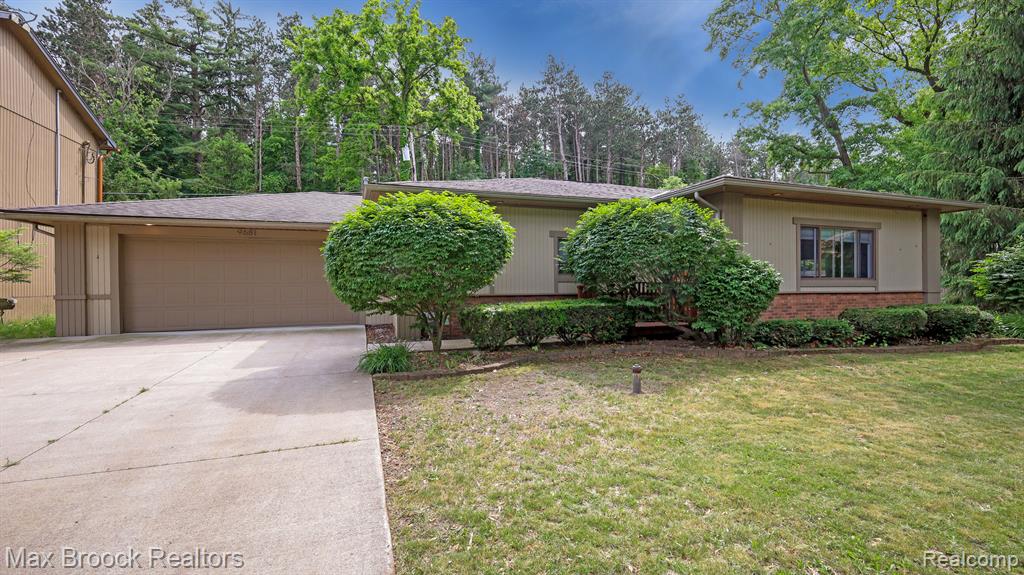 9681 LISTERIA Street, Commerce Twp, MI 48382 — Photo 2