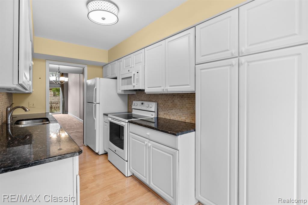 23127 Farmington Road, Farmington, MI 48336 — Photo 22