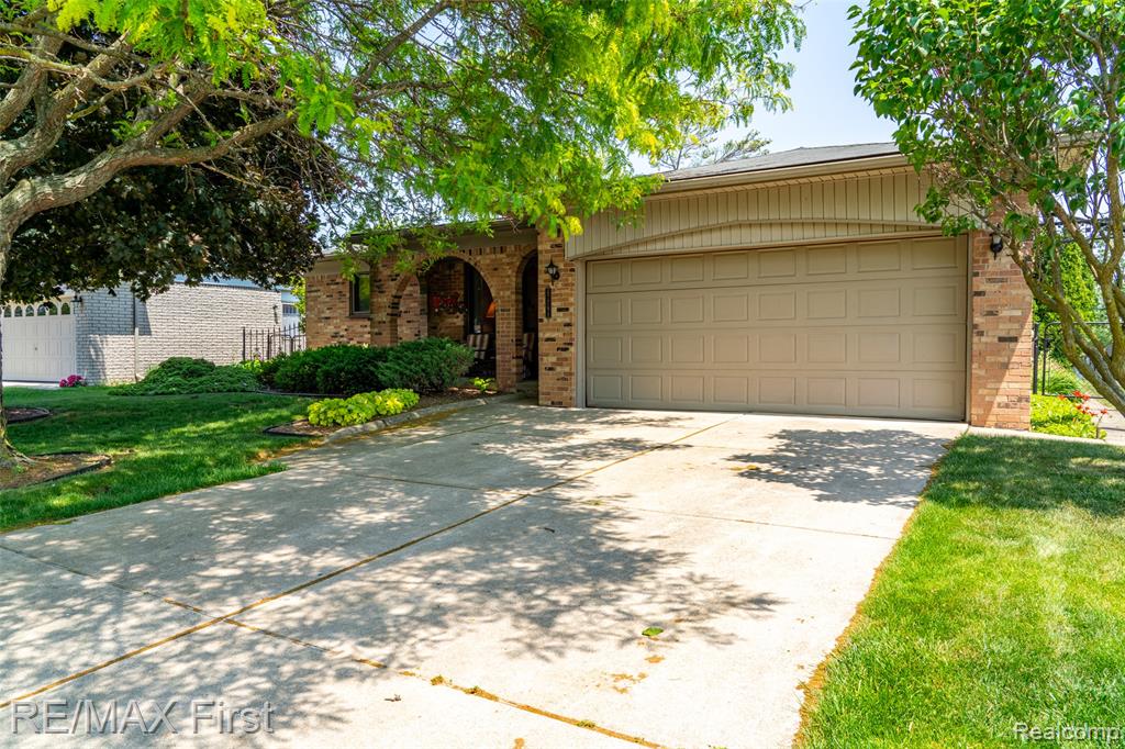 47798 CHRYS, Macomb, MI 48044 — Photo 2