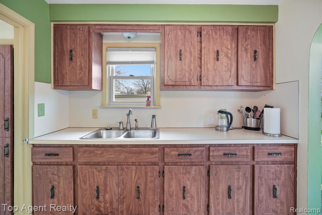 7545 CRISSMAN Street, Utica, MI 48317 — Photo 8