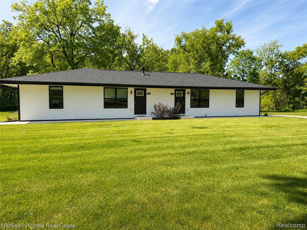 4030 S Fenton Road, Holly, MI 48442