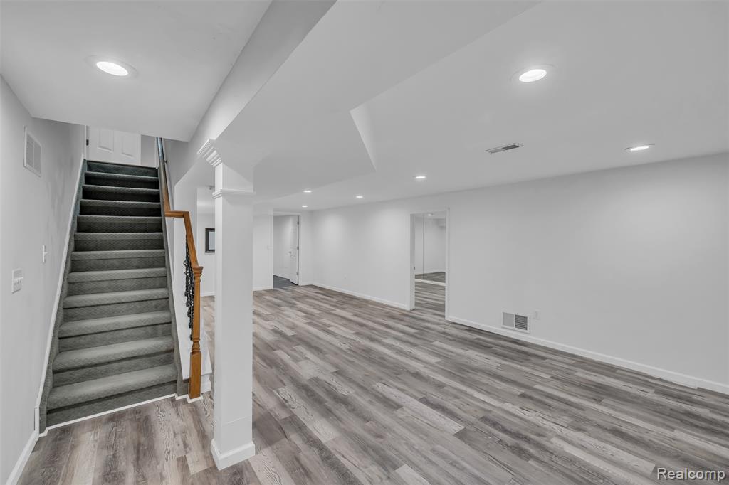 45077 Roundview Drive, Novi, MI — Photo 35