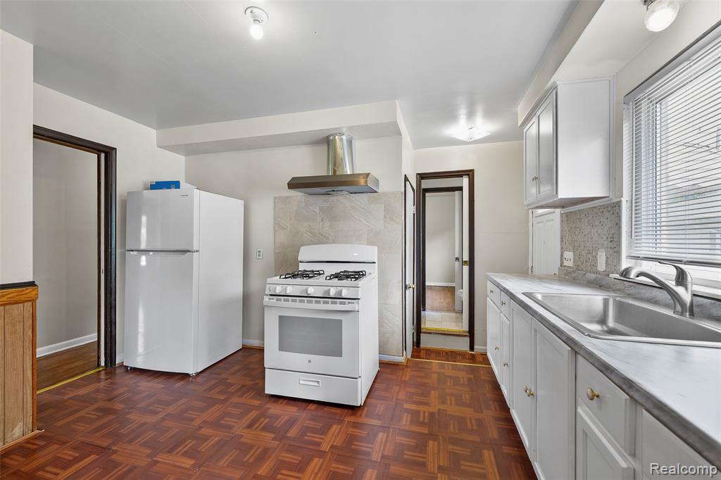 8630 N Evangeline Street, Dearborn Heights, MI 48127 — Photo 14