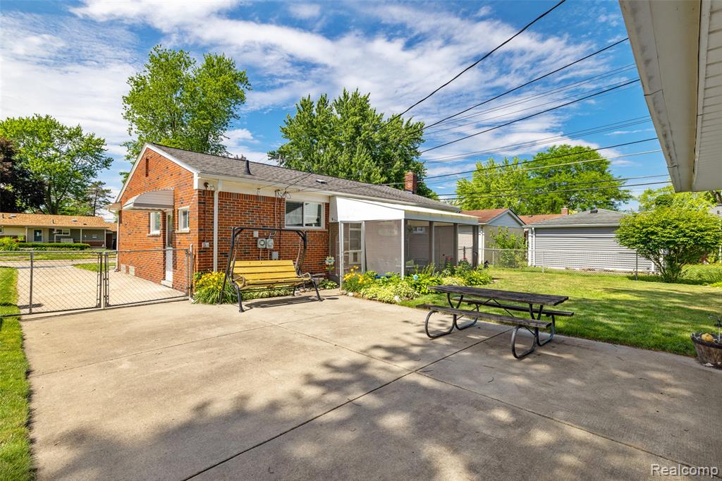 9086 Shannon Drive, Sterling Heights, MI 48314 — Photo 27