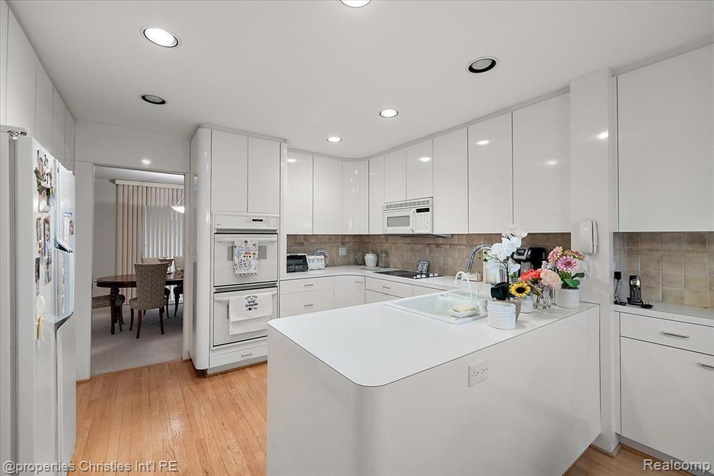 7036 Bridge Way, West Bloomfield, MI — Photo 14