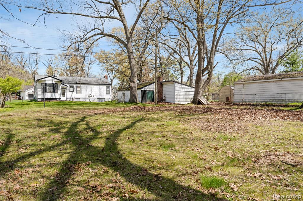5711 Crescent Road, Waterford, MI 48327 — Photo 31