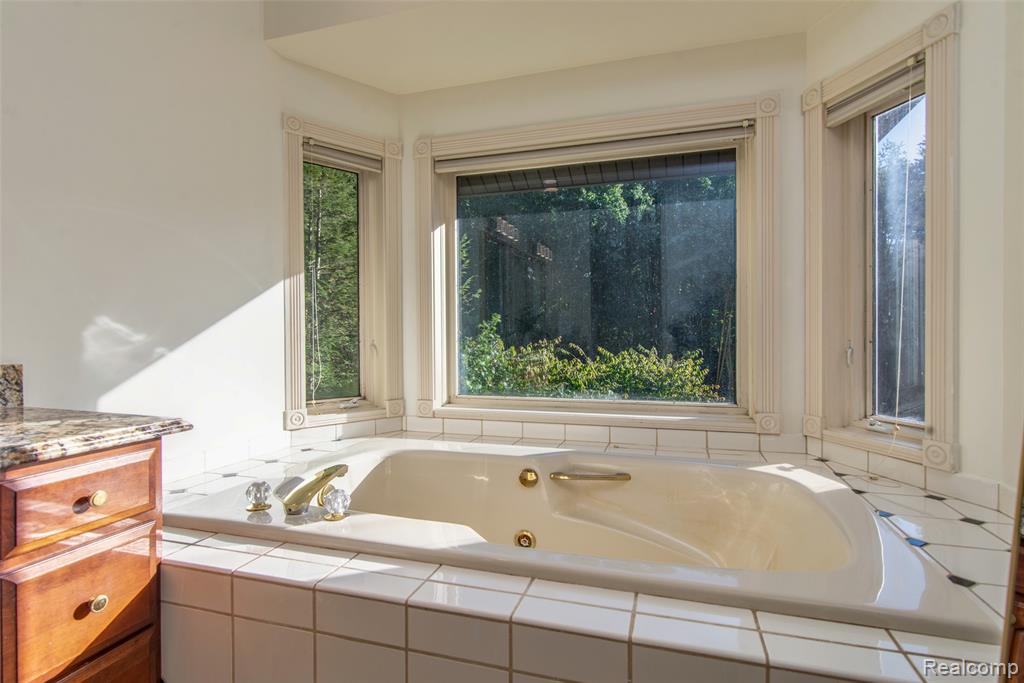 5090 Stone Oak Drive, Jackson, MI 49201 — Photo 18
