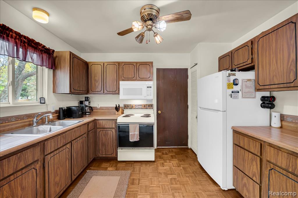 6332 Windham Place, Grand Blanc, MI 48439 — Photo 8