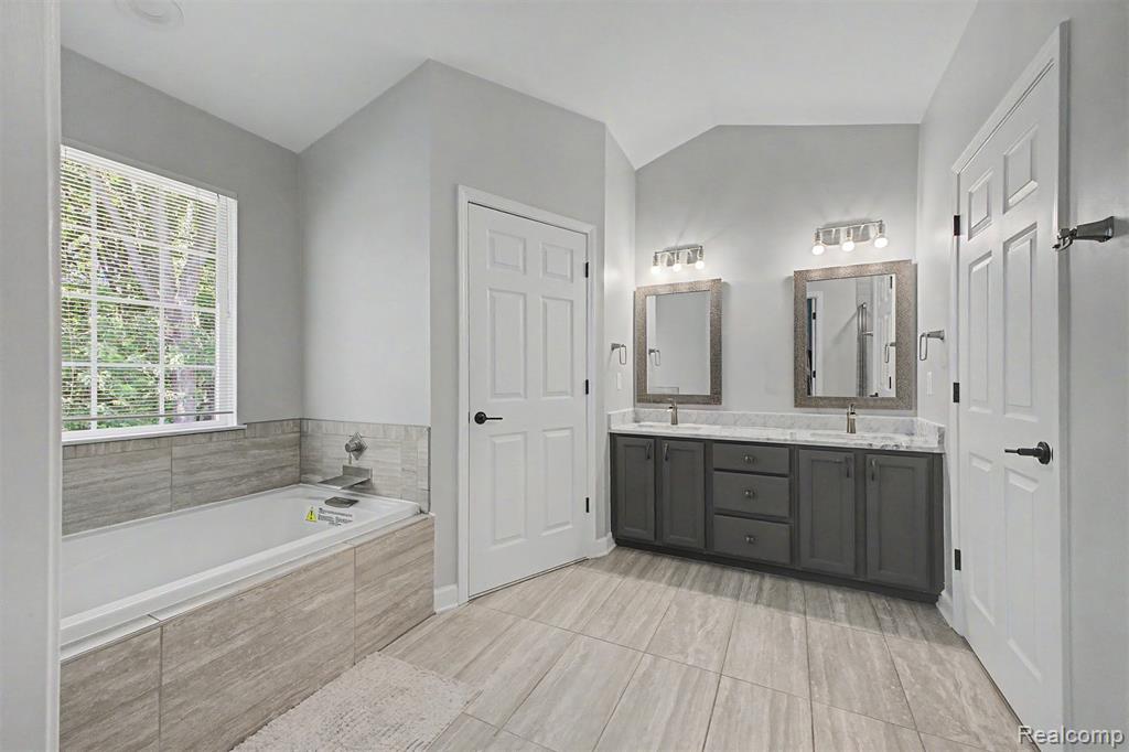 8179 Creekside Drive, Westland, MI — Photo 21
