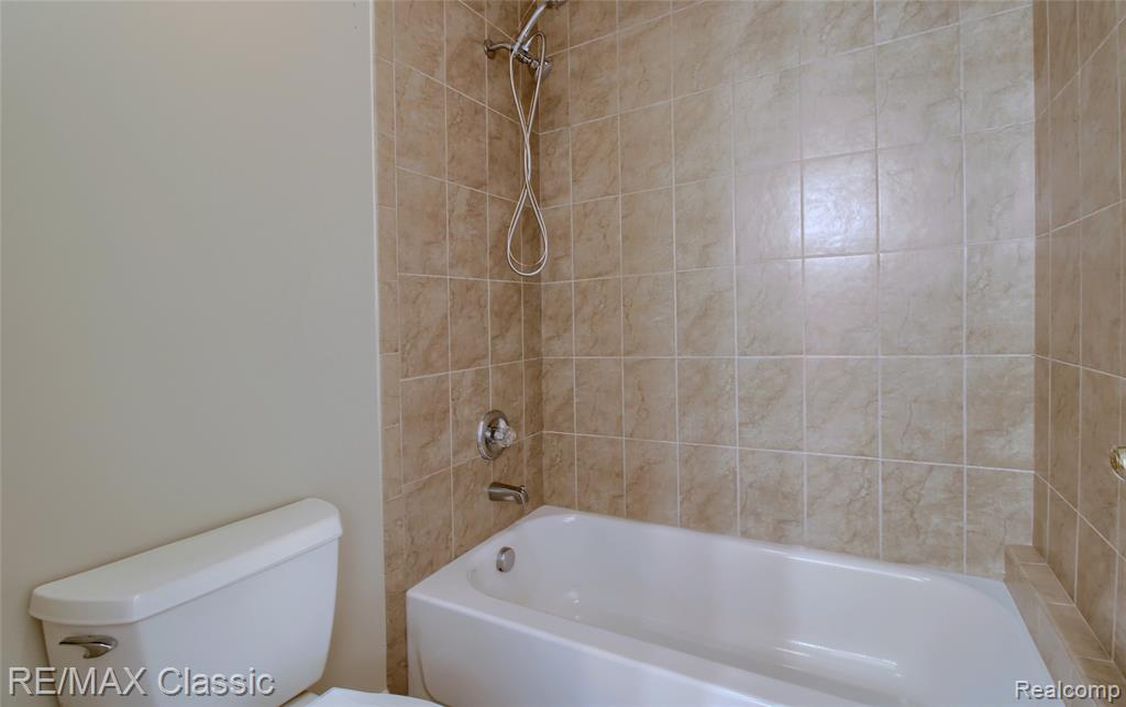 761 Nissen Court, Wixom, MI 48393 — Photo 32