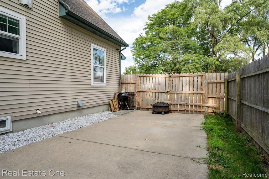 21063 WOODSIDE Avenue, Ferndale, MI 48220 — Photo 24