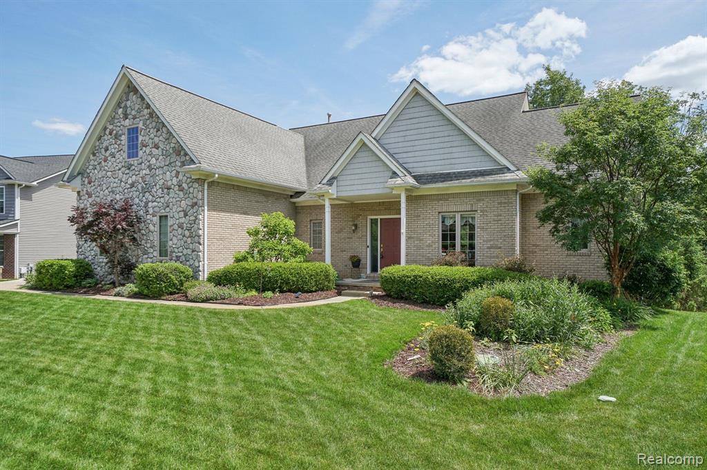 627 OLIVIA Drive, Milford, MI 48381 — Photo 2