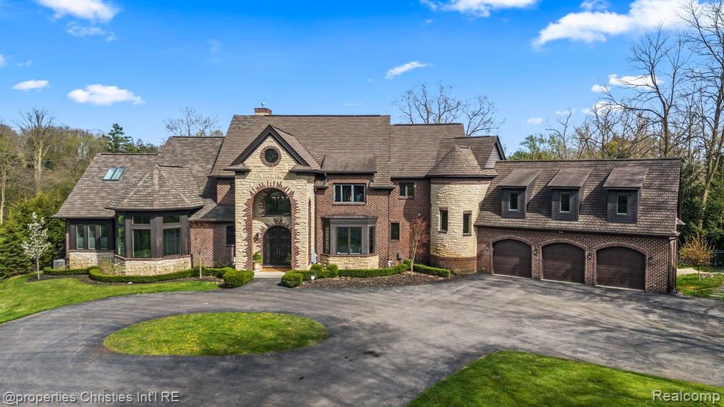 920 SOUTHDOWN Road, Bloomfield Hills, MI 48304 — front exterior