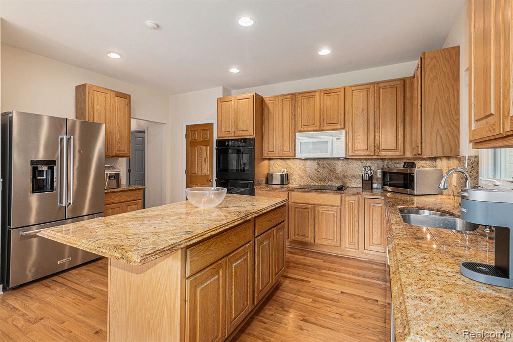 6847 Oakhurst Ridge Road, Clarkston, MI 48348 — Photo 12