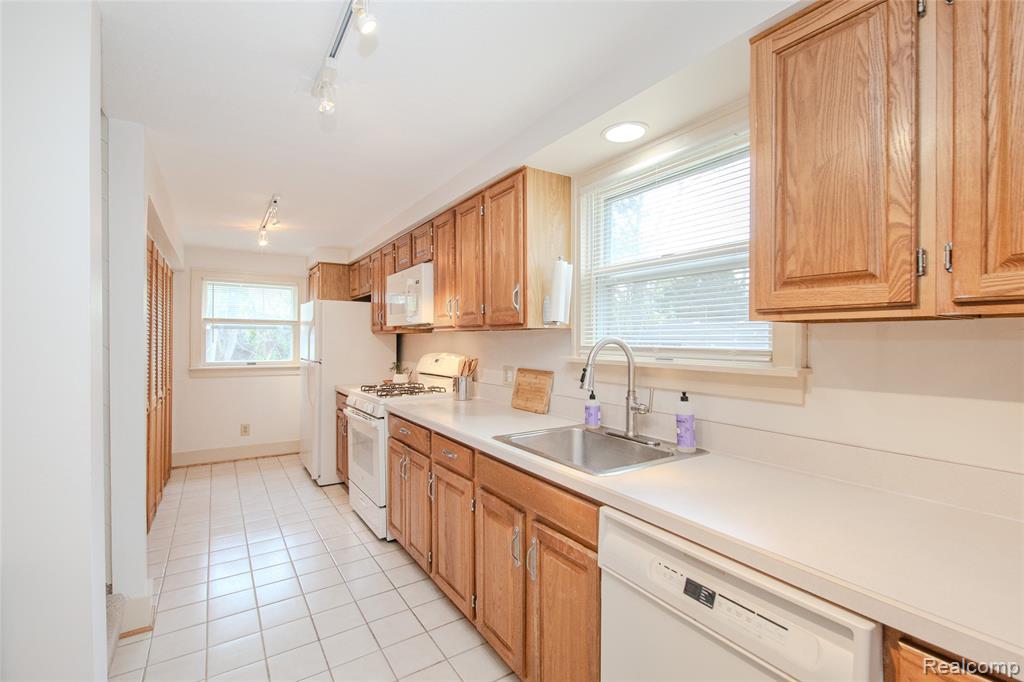 927 N Maple Avenue, Royal Oak, MI 48067 — Photo 37