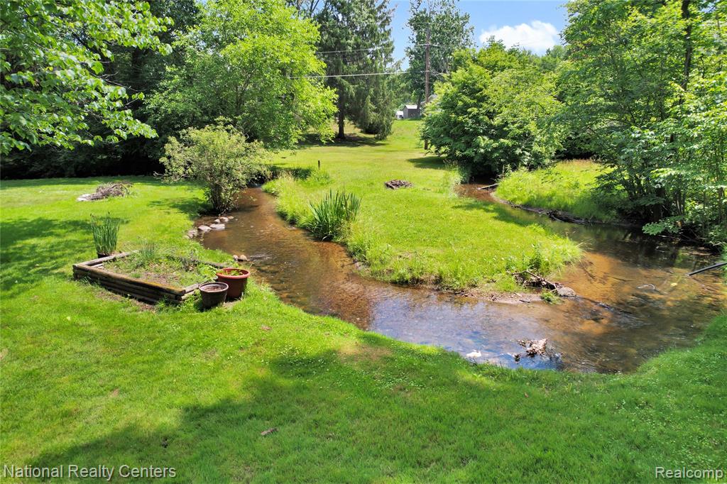 1521 Thread Valley, Holly, MI 48442 — Photo 13