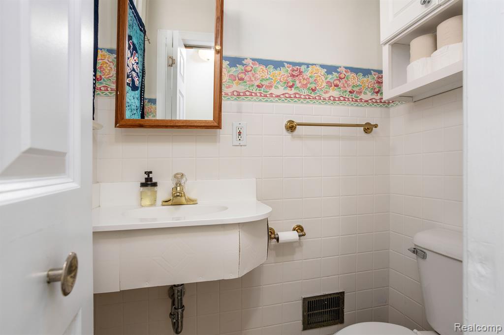 4 DUXBURY Lane, Dearborn, MI 48120 — Photo 14