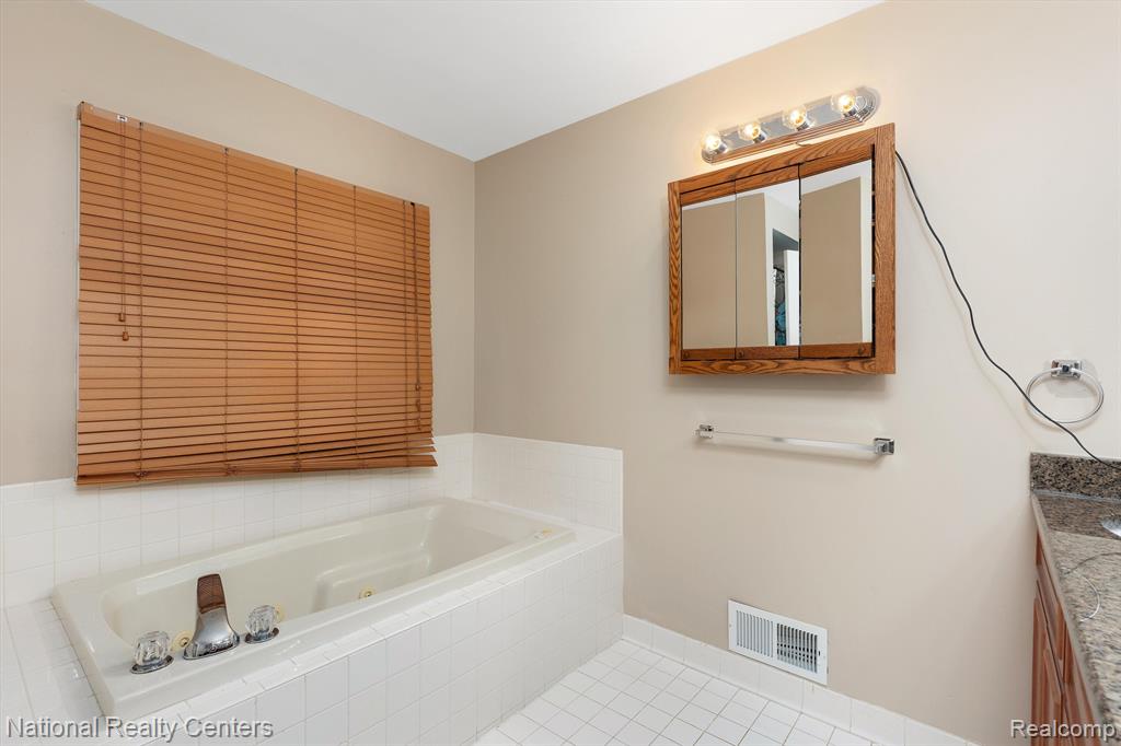 51569 PINEWOOD Drive, Macomb, MI 48042 — Photo 31