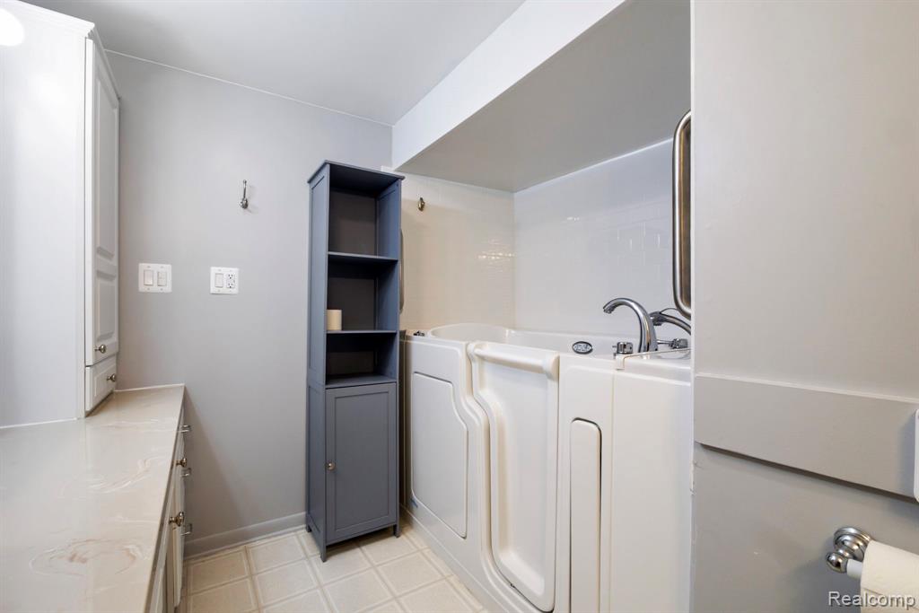 821 Castlebar Drive, Rochester Hills, MI 48309 — Photo 15