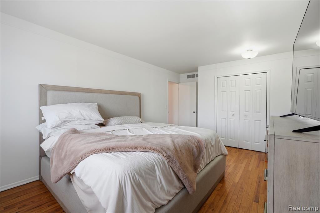 20648 Williamsburg Court, Harper Woods, MI 48225 — Photo 10
