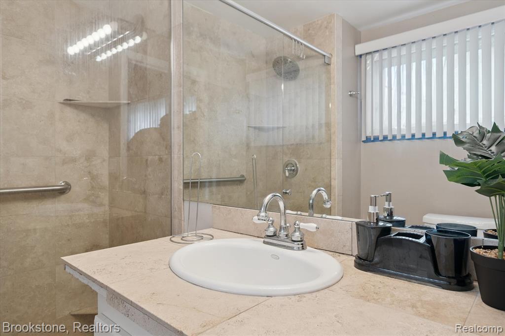 4665 W Maple Road, Bloomfield Hills, MI 48301 — Photo 32