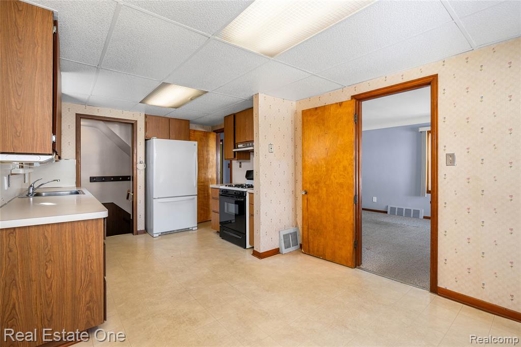 20688 Fleetwood Drive, Harper Woods, MI 48225 — Photo 13