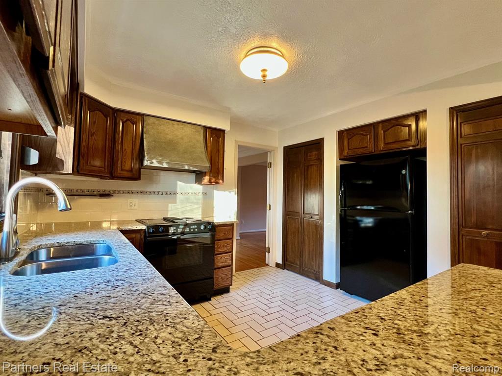 5618 Mountain Road, Brighton, MI 48116 — Photo 11