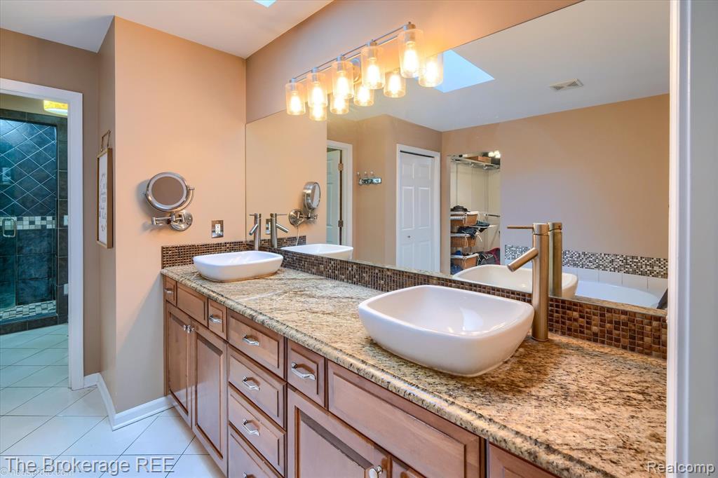 5239 Farmridge Lane, Grand Blanc, MI 48439 — Photo 37