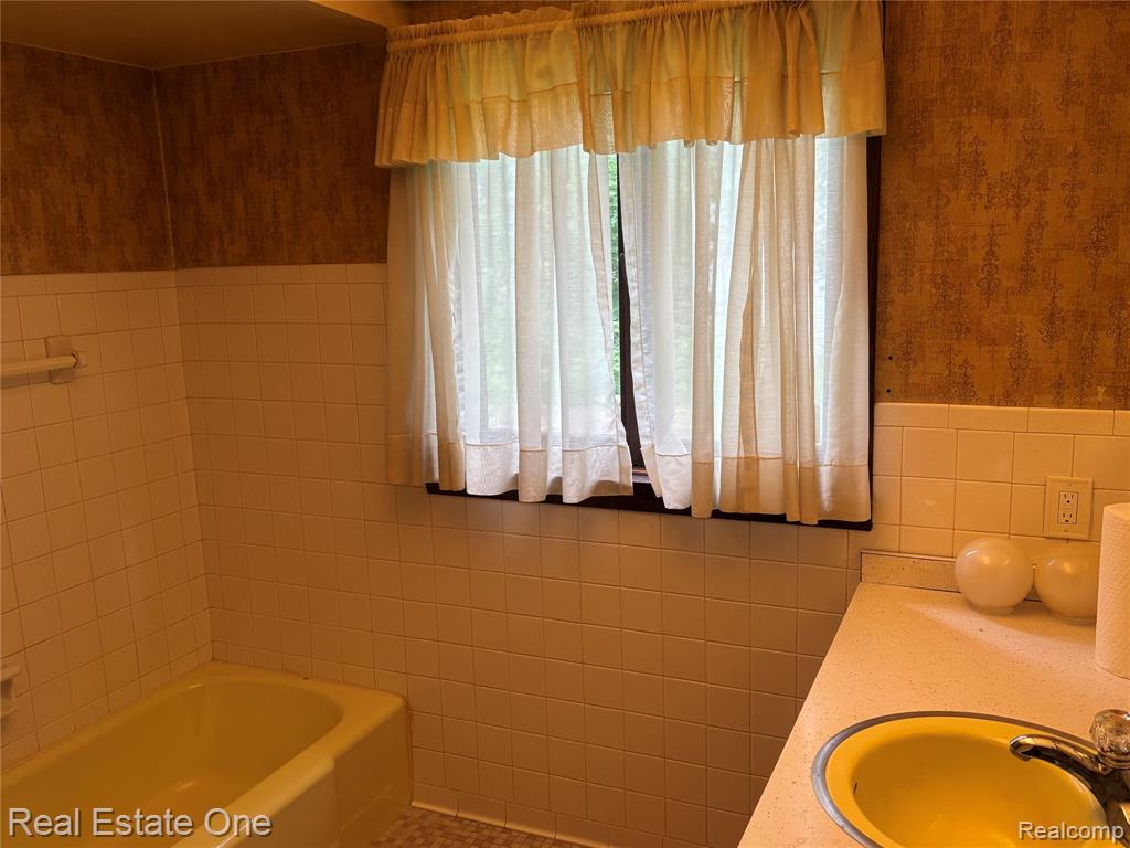 109 W Kennett Road, Pontiac, MI 48340 — Photo 24