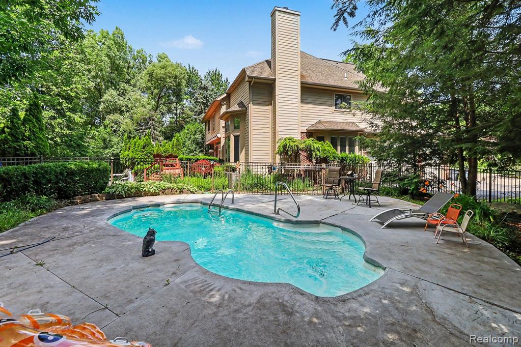 6621 Glenshaw Court, West Bloomfield, MI — front exterior