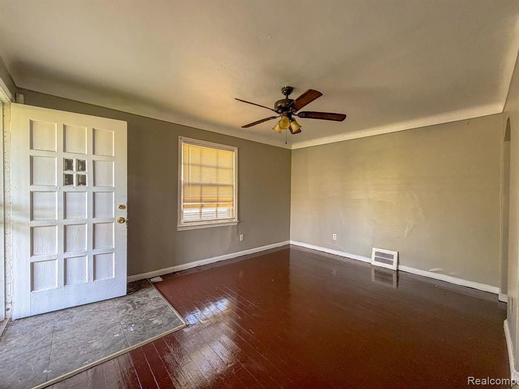19455 McCormick Street - Photo 2