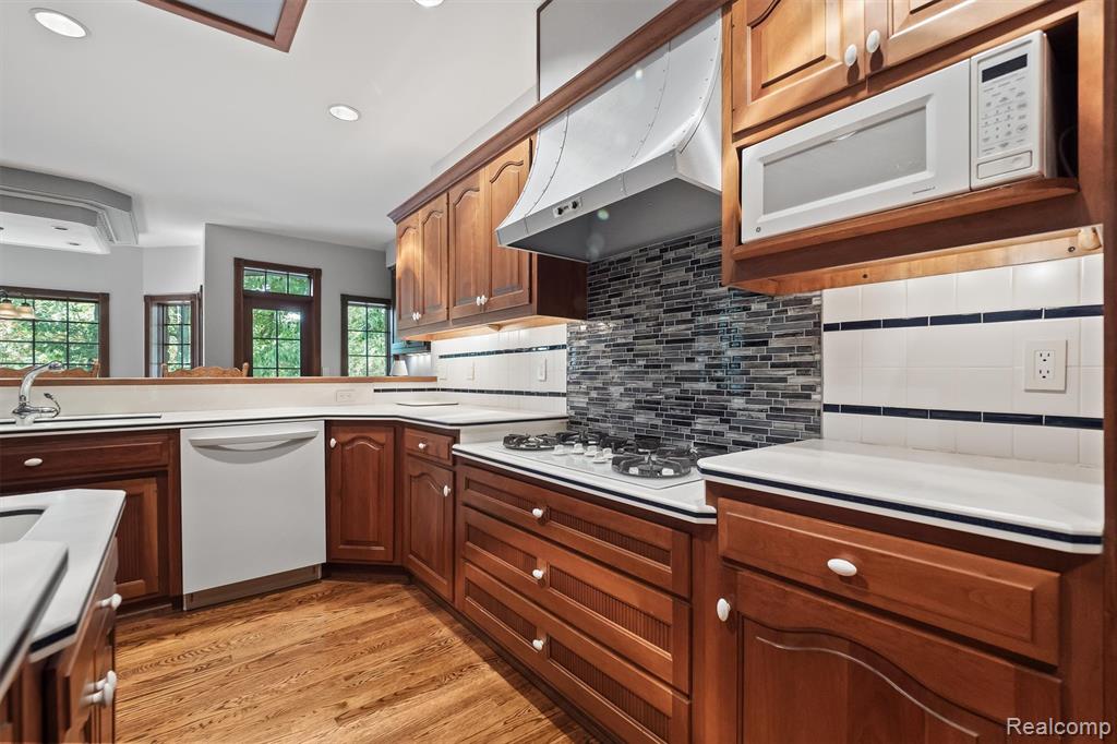 9736 Cross Creek Drive, South Lyon, MI 48178 — Photo 10