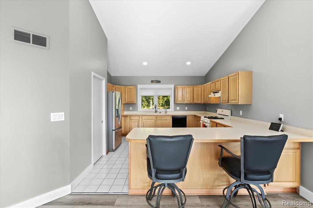12002 Renfrew Court, Hartland, MI 48353 — Photo 16